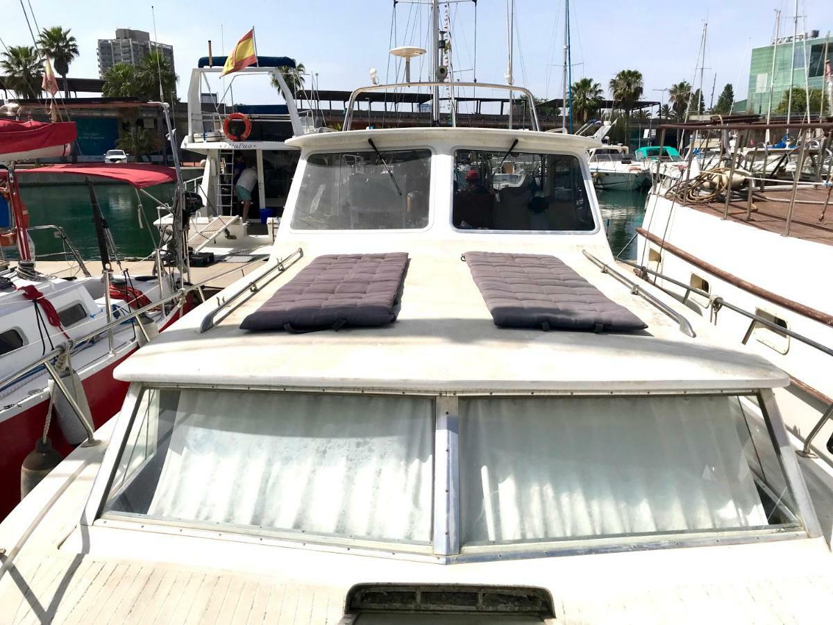 Отель Boat Yacht Barcelona Сан-Адриан-де-Бесос Экстерьер фото