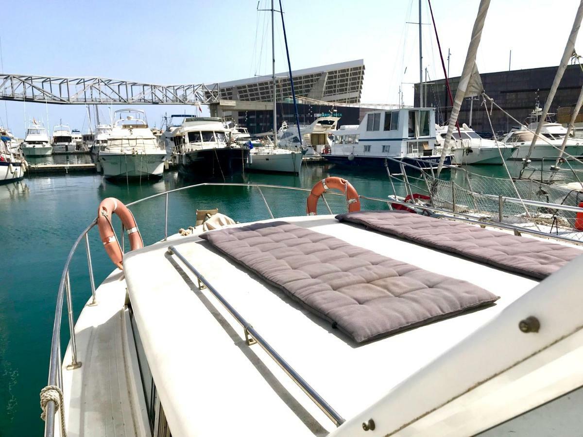 Отель Boat Yacht Barcelona Сан-Адриан-де-Бесос Экстерьер фото